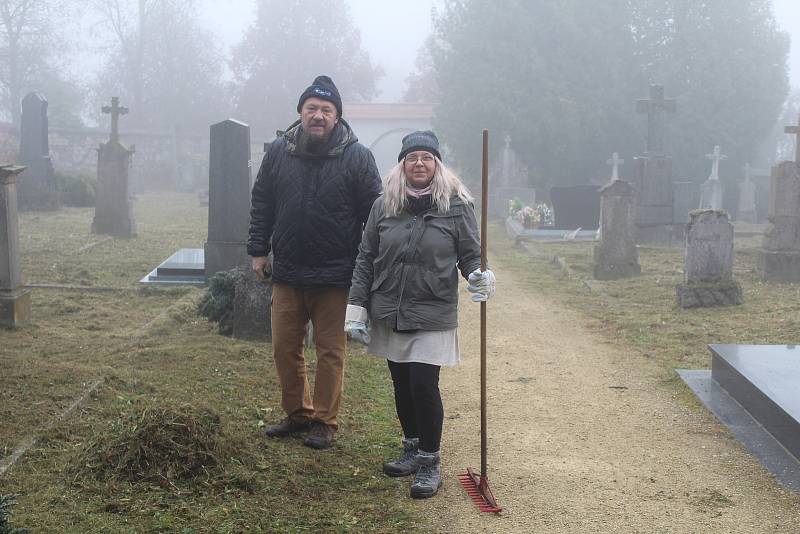 Předdušičková sobota na hřbitovech ve Svojšíně, v Lukové u Manětína a v Domažlicích.