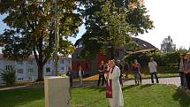 Symbolika kříže, který stojí před kostelem sv. Václava v Rozvadově pomyslně spojuje přátelství obcí, spolupráce na vysoké úrovni už ale funguje téměř třicet let