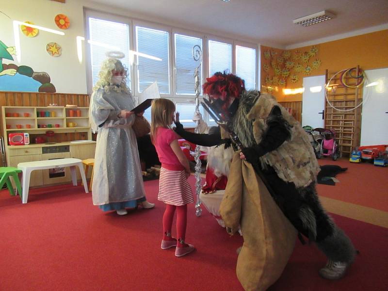 Mikuláš, čert a anděl navštívili třídu Sluníček, Koťat i Berušek a Broučků v Kladrubech na Tachovsku.