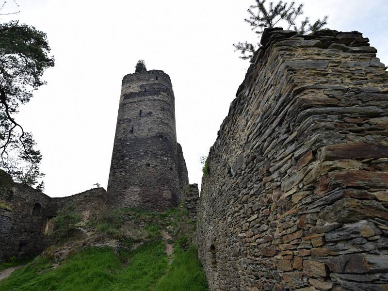 Romantická zřícenina hradu Gutštejn láká turisty k návštěvám.