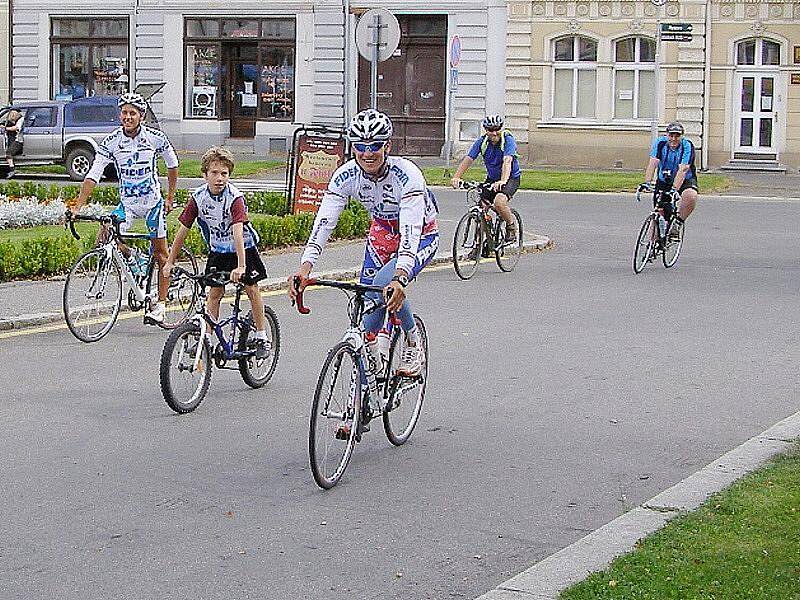 Z Belgie do Stříbra přijel na kole cyklokrosový mistr Zdeněk Štybar se svými mechaniky.