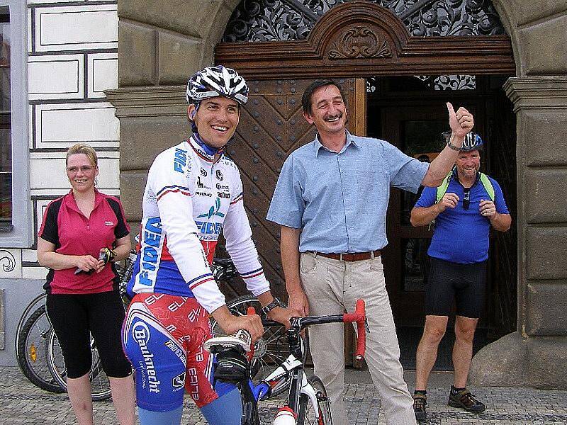 Z Belgie do Stříbra přijel na kole cyklokrosový mistr Zdeněk Štybar se svými mechaniky.