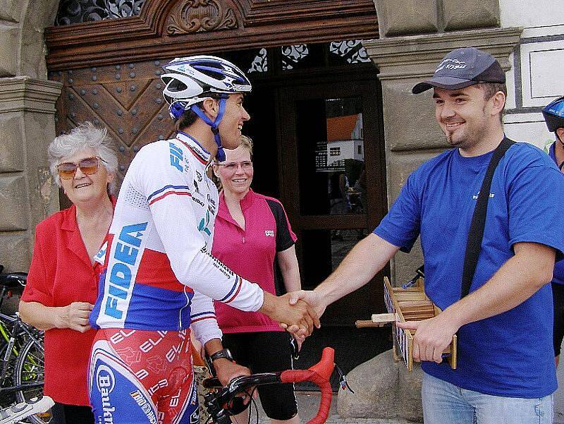 Z Belgie do Stříbra přijel na kole cyklokrosový mistr Zdeněk Štybar se svými mechaniky.