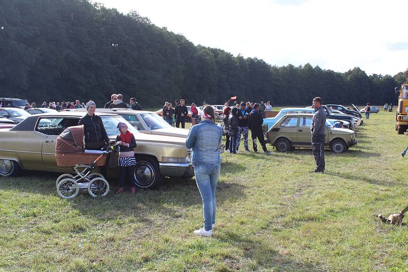 Setkání amerických automobilů na závěr sezony v Tachově.