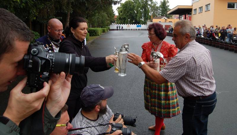 Chodské Svatojánské zámecké slavnosti a Mistrovství světa v koulení pivních sudů.