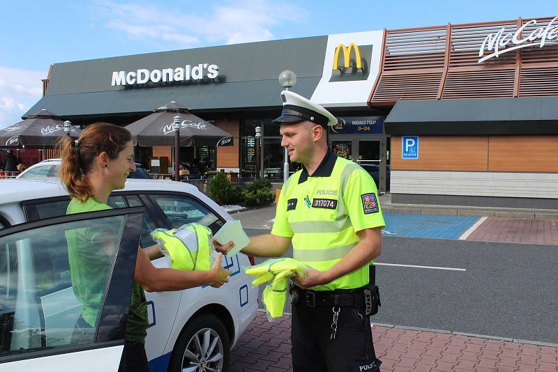 Policisté rozdali padesát vest