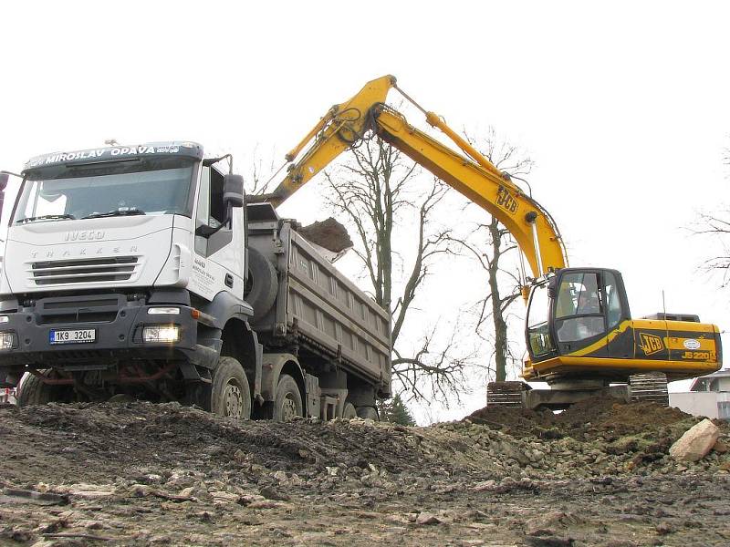 Demolice bývalé sokolovny v Tachově. 