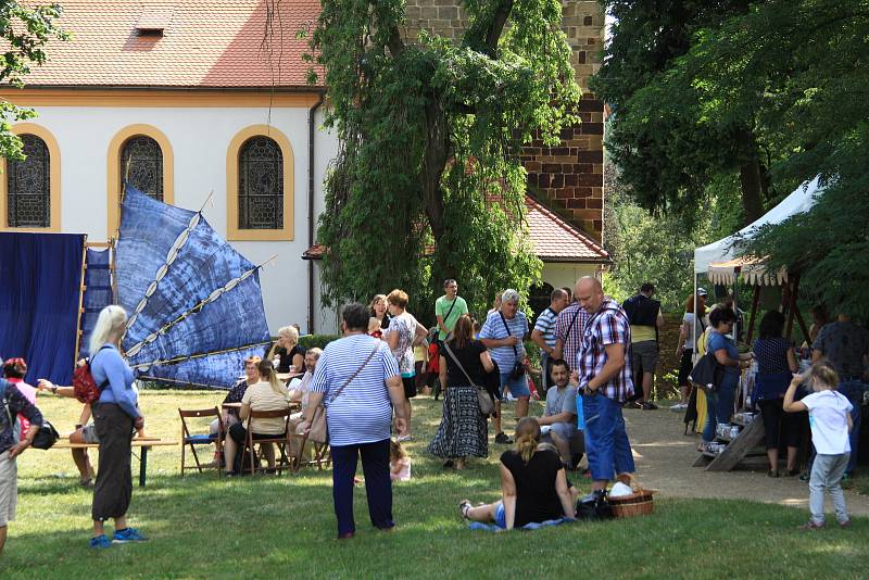 Program se také odehrával v okolí zámku. Foto Jiřina Křížová