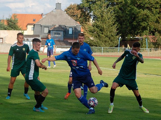 Fotbalisté TJ Baník Stříbro (na archivním snímku hráči v zelených dresech ze zápasu v Tachově) vyhráli o víkendu nad Staňkovem 7:3.