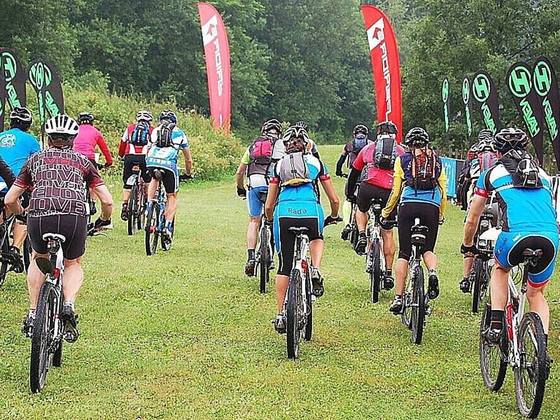 V Nové Vsi u Přimdy startoval Superior Bike Adventure, bodovací cyklistický závod dvojic.