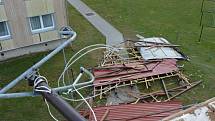 Silný poryv větru sundal střechu bytovky v Lomu u Tachova