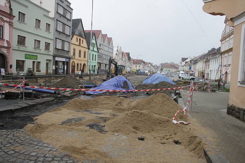 Náměstí zůstane po nezbytně nutnou dobu rekonstrukce komunikace neprůjezdné.