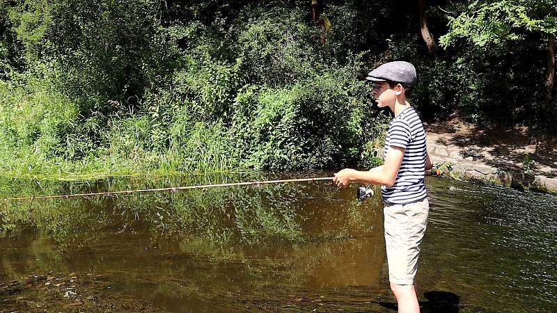 Rybář Matěj Houška při natáčení Pod splavem za časů Oty Pavla.