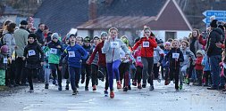 Na Vánoční míli ve Stříbře se nenechaly zahanbit ani děti. Mladých běžců se na Štědrý den sešla více než stovka. A den si pořádně užily.