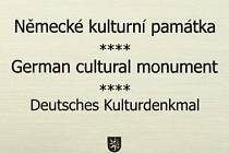 TAKHLE vypadá cedule, kterou kdosi neznámý bez povolení umístil na budovu stříbrské radnice.