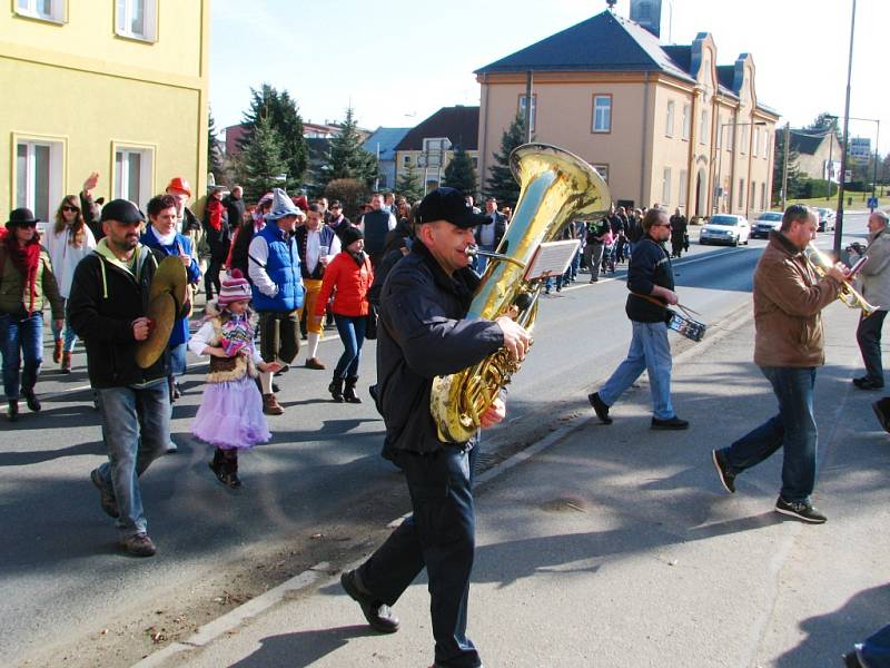 Veselý průvod masek prošel Chodovou Planou