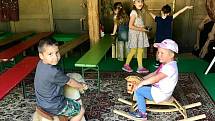 Děti se těšily do Pohádkového statku, krmily zvířata a hrály si