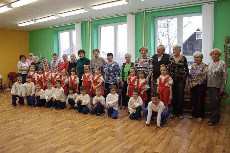 Děti z Mateřské školy Pošumavská pobavily seniory v klubu důchodců v Tachově.