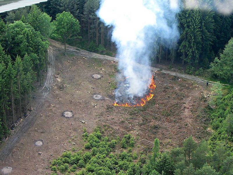 Požár paseky nedaleko přehrady Hracholusky.