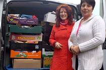 Třicet krabic se sezónním oblečením přivezla Linda Prchalová (vlevo) do Azylového domu pro matky s dětmi v tísni.