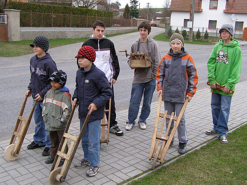 V Sulislavi chlapci s trakárkama nahrazují zvony