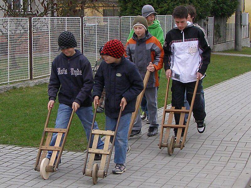 V Sulislavi chlapci s trakárkama nahrazují zvony