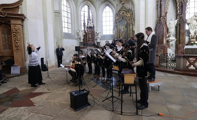 Velikonoční koncert v klášterním kostele: stará hudba i operní zpěv