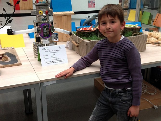 Samuel Princl s výrobkem Robotem Hračičkou byl jedním z nejmladších  účastníků soutěže. Foto:Jaroslava Pachlová