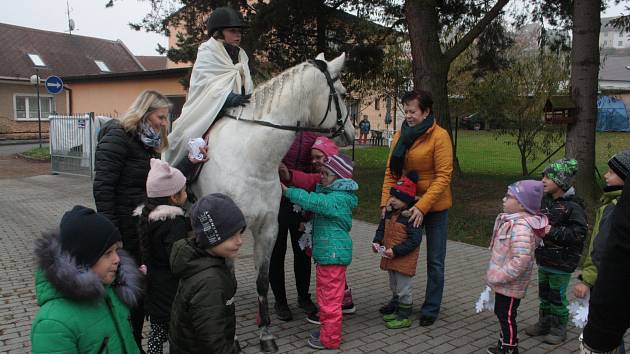 Martin na bílém koni přijel včera do Mateřské školy Tyršova v Tachově.