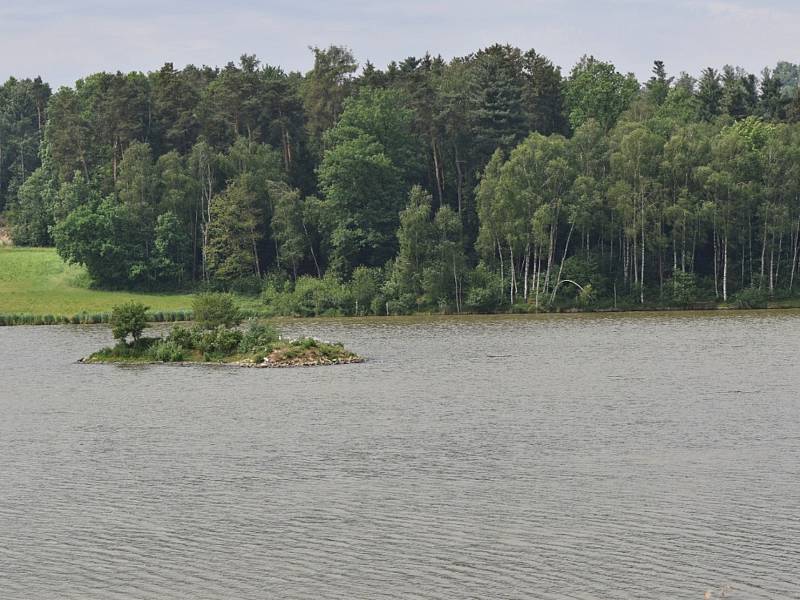 Pro ornitologa ráj, pro běžného turistu zážitek. To je Dračí jezero.