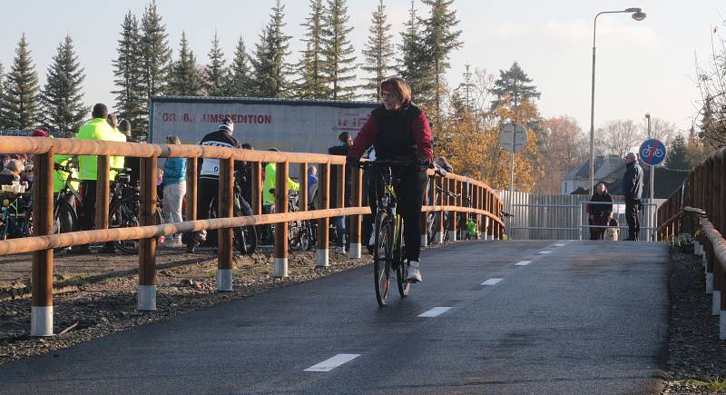 Na novou stezku se po slavnostním otevření vydali cyklisté i pěší rodiče s dětmi.