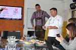 Šéfkuchař plzeňské restaurace Na Spilce František Eger (vpravo) ukazuje bavorské speciality, které budou podávány na Treffpunktu. Vlevo přihlíží Jiří Suchánek šéf pořádající organizace Plzeň 2015.