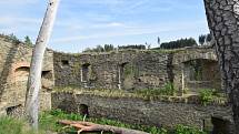 Romantická zřícenina hradu Gutštejn láká turisty k návštěvám.