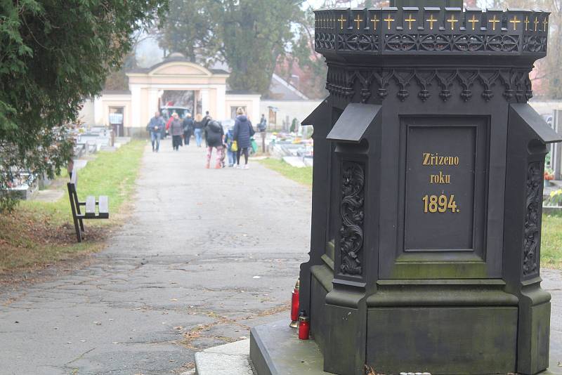 Předdušičková sobota na hřbitovech ve Svojšíně, v Lukové u Manětína a v Domažlicích.