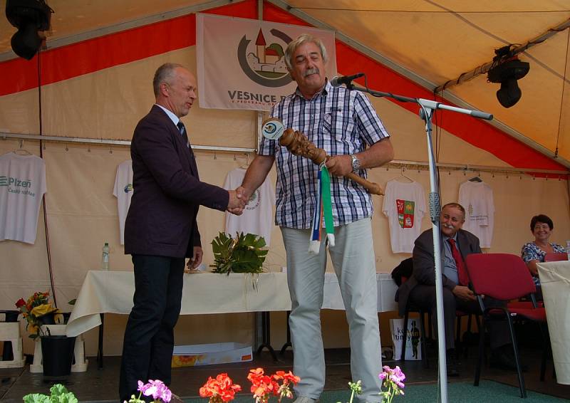 Zlatou stuhu a ocenění Vesnice roku Plzeňského kraje v sobotu odpoledne oficiálně převzala obec Konstantinovy Lázně.