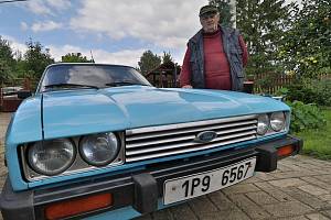 Veterány vyrazily na cestu kolem Česka, pojedou co nejblíže státních hranic. Na snímku Jaroslav Hofmann s vozem Ford Capri.