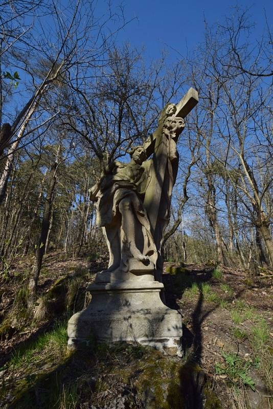 Žlutě značená Naučná stezka Kladruby provede milovníky přírody a historie Kladrub.