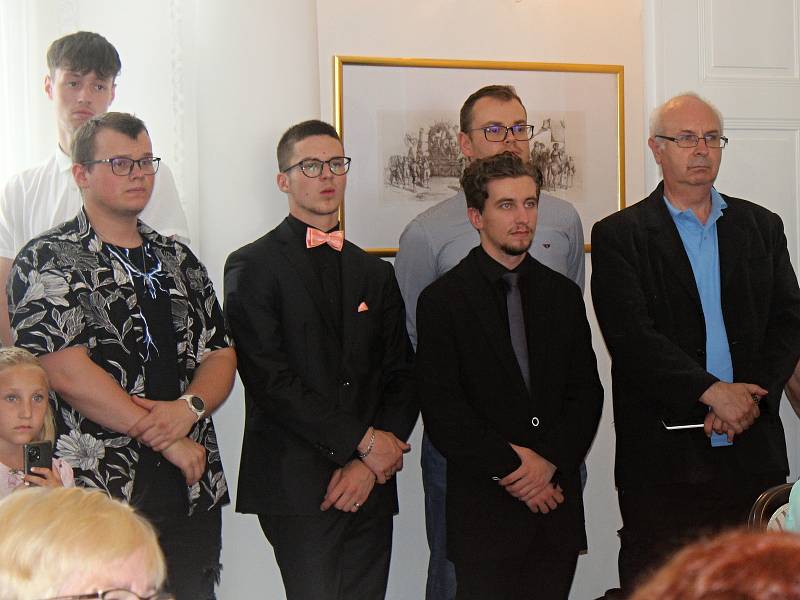 Všem žákům a studentům pogratulovali také starosta Ladislav Macák a místostarosta Josef Horáček.