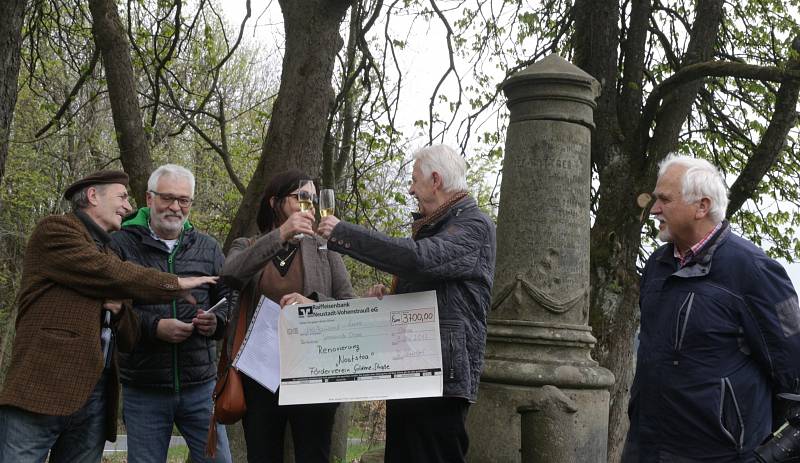 Slavnost předání symbolického šeku u Böttgerova památníků.