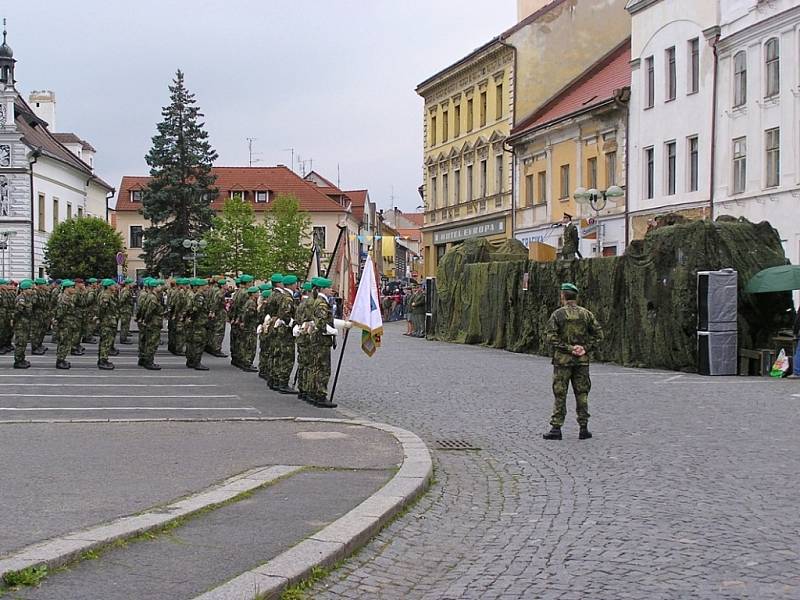 Archivní snímky z posledního vystoupení výcvikového střediska ve Stříbře před jeho ukončením. Akce se konala 11.6.2005 při stříbrských slavnostech. í.