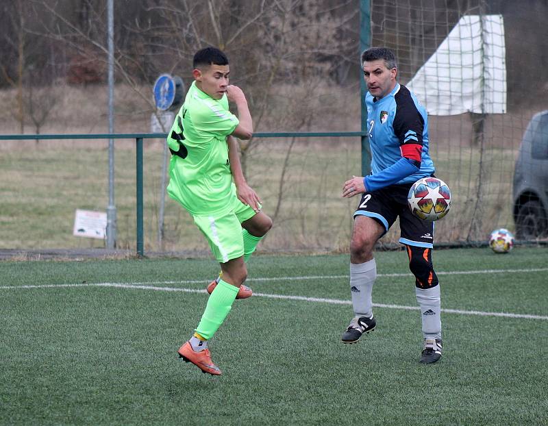 3. kolo Poháru PKFS: TJ Keramika Chlumčany (na snímku fotbalisté v modrých dresech) - FK Tachov 2:3 (2:3).