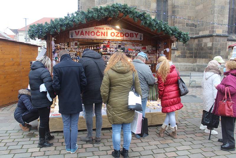 Poslední sobota před vánočními svátky. Adventní a farmářské trhy na plzeňském náměstí a odpoledne v nákupním centru Olympie.