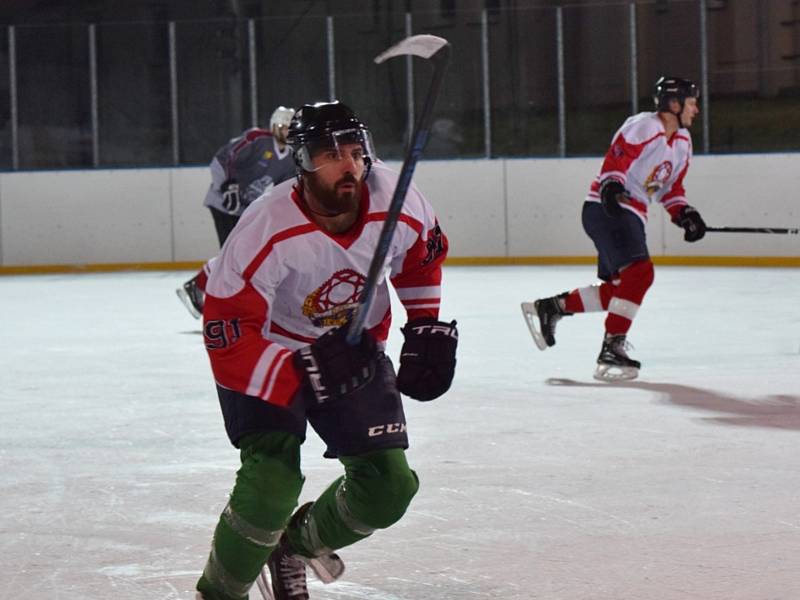 Utkání stříbrské Naší hokejové ligy (NHL) mezi HC Rudé Rozety (bíločervené dresy) a Úlicemi.