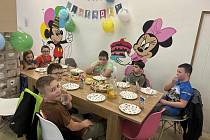 Dětská kavárna Lumpík je nově otevřená v Kladrubech. Provozovatelka Tereza Rašovská nabízí také oslavy narozenin a jiné dětské párty.