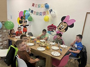 Dětská kavárna Lumpík je nově otevřená v Kladrubech. Provozovatelka Tereza Rašovská nabízí také oslavy narozenin a jiné dětské párty.