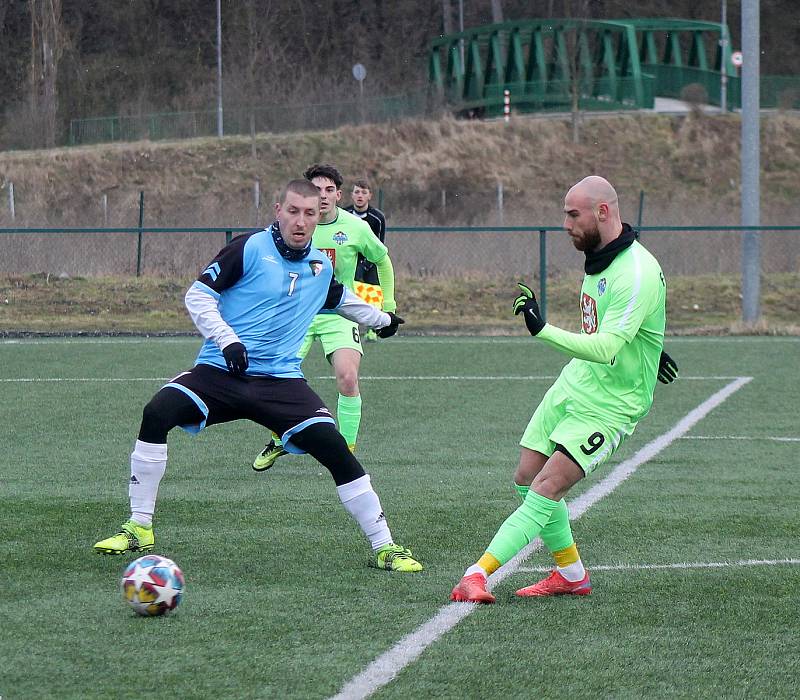 3. kolo Poháru PKFS: TJ Keramika Chlumčany (na snímku fotbalisté v modrých dresech) - FK Tachov 2:3 (2:3).