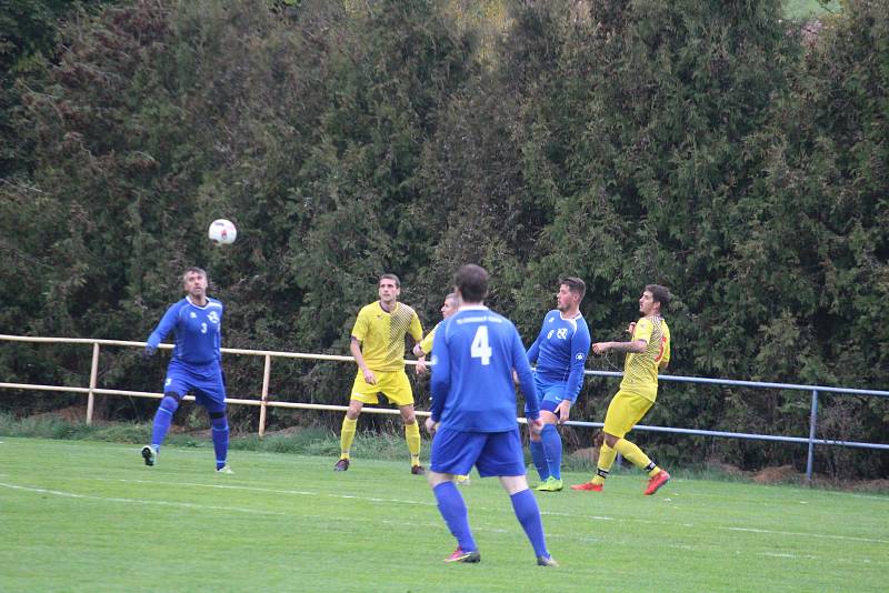 Tatran Chodov (ve žlutém) - TJ Chodský Újezd (v modrém) 2:2 (2:0), PK 3:4.