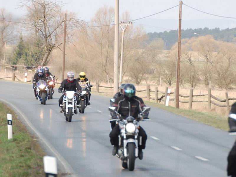 Motorkáři zahájili spanilou jízdou sezonu