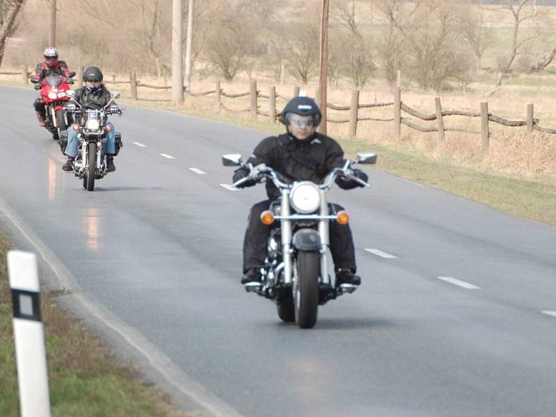 Motorkáři zahájili spanilou jízdou sezonu