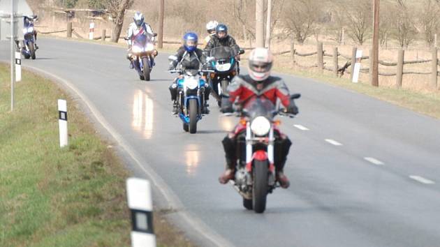 Motorkáři zahájili spanilou jízdou sezonu